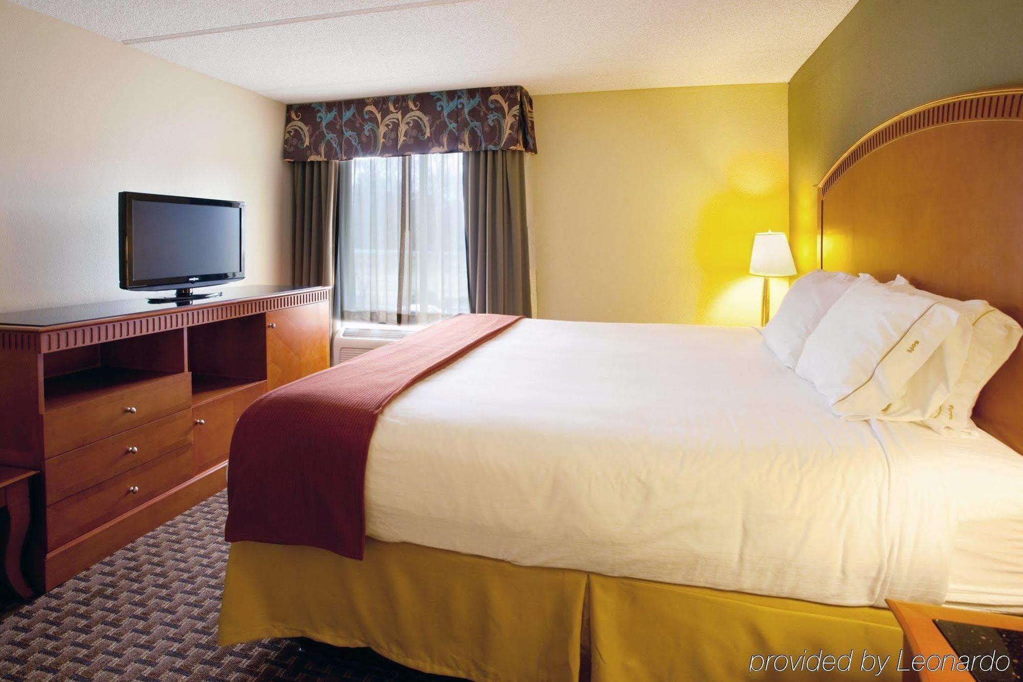 Holiday Inn Express & Suites Charlotte Arpt-Belmont, An Ihg Hotel Room photo